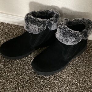 Khombu Women’s Black suede Ankle Bootie size 9 M